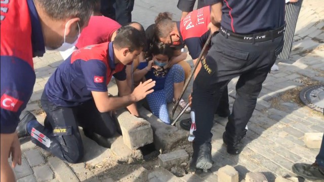 Bacağı rögar mazgalına sıkışan çocuğu itfaiye kurtardı