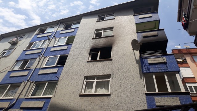 Bahçelievlerde yangın paniği: 3ü bebek 12 kişi itfaiye merdiveniyle tahliye edildi