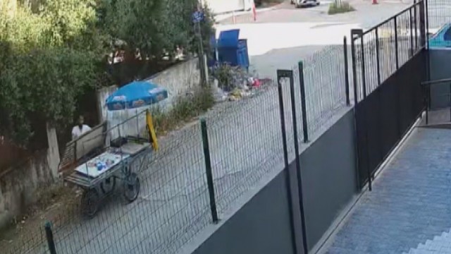 Bahçenin demir kapısını böyle çaldı