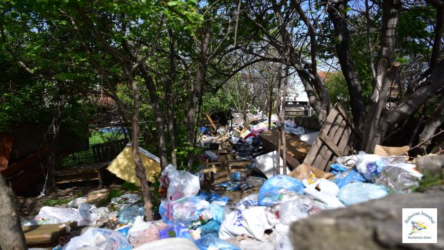 Bahçesinde 16 Ton Çöp Biriktirdi