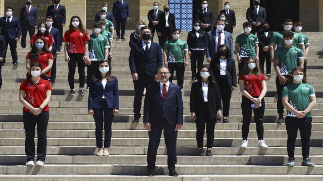 Bakan Kasapoğlu: 19 Mayısta evlerimizden İstiklal Marşımızı okuyacağız