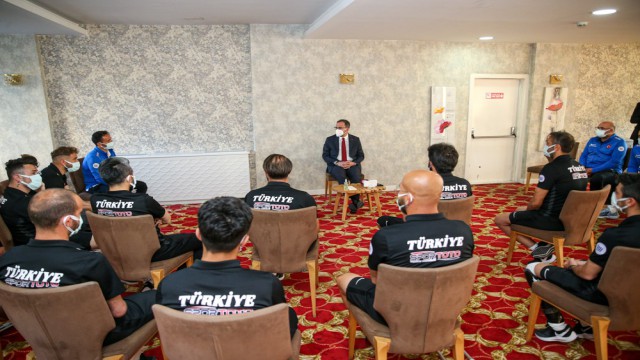 Bakan Kasapoğlu, Ampute Futbol Milli Takımını ziyaret etti