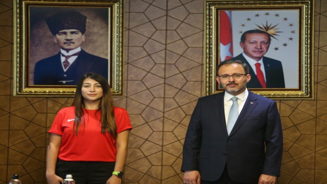 Bakan Kasapoğlu dünya rekortmeni Fatma Uruku kabul etti