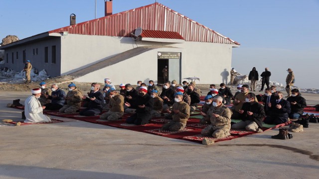 Bakan Soylu, Bayram namazını 3480 rakımlı üs bölgesinde kıldı