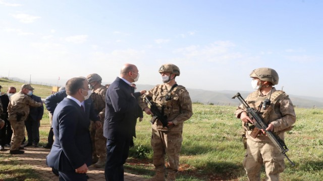 Bakan Soylu, Siirtte üs bölgesini ziyaret ederek askerlerin bayramını kutladı