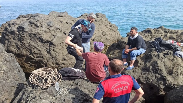 Balık tutmak isterken kayalıklardan düşüp yaralandı