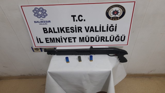 Balıkesirde polisten 10 aranan şahsa gözaltı