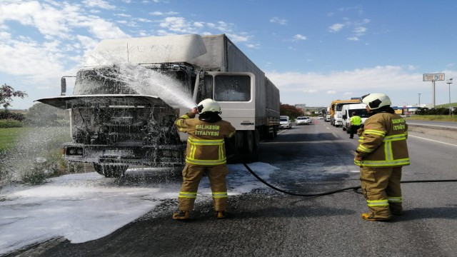 Balıkesirde seyir halindeki tır yandı