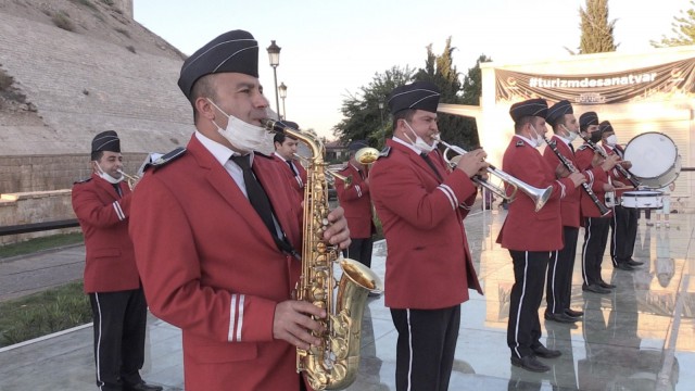 Bando eşliğinde istiklal marşını okudular
