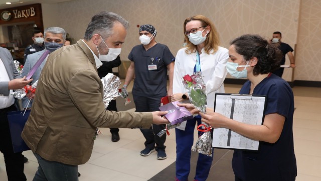 Başkan Aktaştan hemşirelere karanfilli kutlama