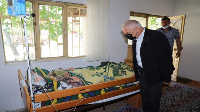 Başkan Bilgin Anneler Gününde yaşlı bir teyzeyi sevindirdi