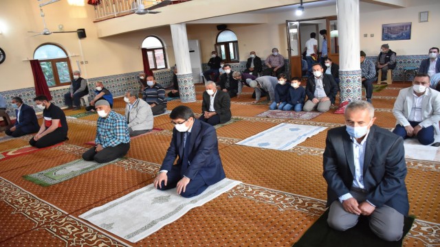 Başkan Çelik Bayram Namazını Çınarlıkuyuda kıldı