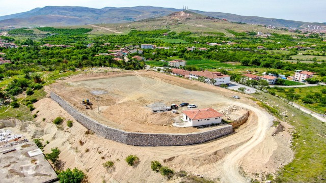 Başkan Gürkan, sentetik çim saha alanlarında inceleme yaptı