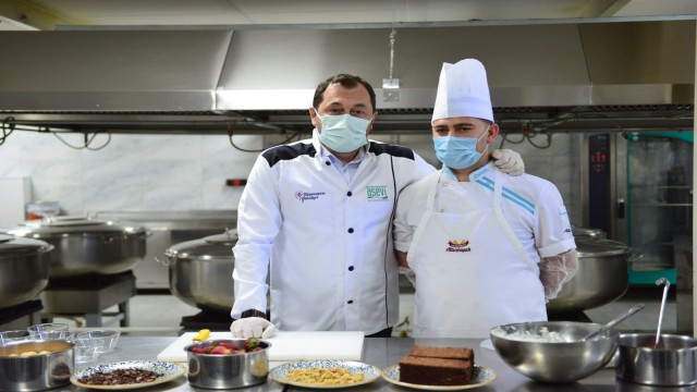 Başkan, önlük giyip Sevgi Evlerindeki çocuklar için mutfakta tatlı yaptı