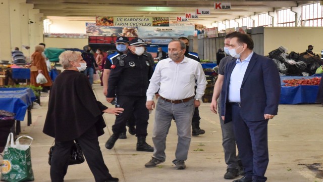 Başkan Şahin, kapalı pazar esnafı ve vatandaşları ziyaret etti