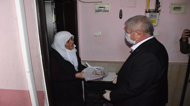 Başkan Sarıdan halka çat kapı pide ikramı