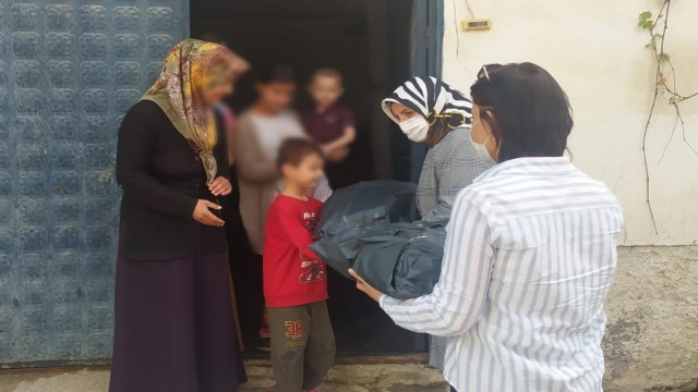 Başkan Sülük ve eşinden ihtiyaç sahiplerine yardım