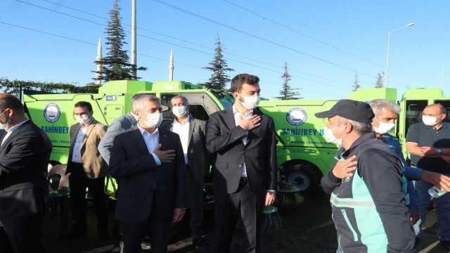 Başkan Tahmazoğlu belediye personelinin bayramını kutladı