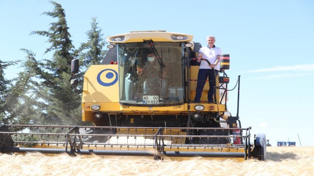 Başkan Tahmazoğlu çiftçilerin hasat sevincine ortak oldu