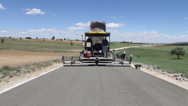 Başkan Yılmaz: “Köy yollarında kaliteyi yükseltiyor, konforu arttırıyoruz”