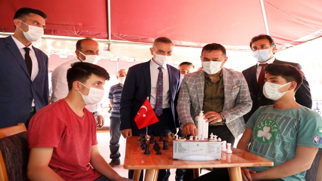 Başkan Yücel satranç turnuvasında öğrencilerle bir araya geldi
