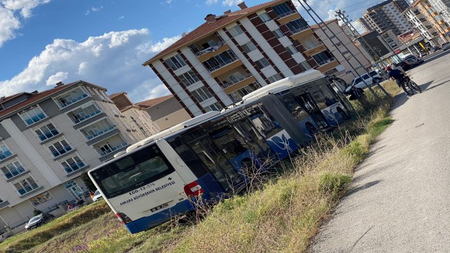 Başkentte EGO otobüsü ile otomobil çarpıştı: 5 yaralı