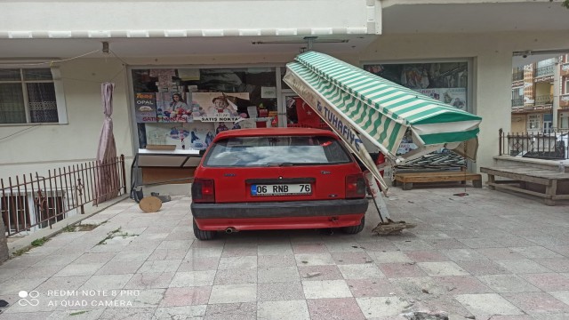 Başkentte kontrolden çıkan otomobil tuhafiyeye girdi