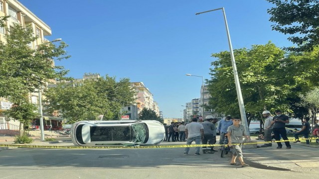 Batmanda direksiyon hakimiyetini kaybeden araç direğe çarptı: 1 yaralı