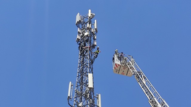 Baygınlık geçiren işçi 30 metrelik baz istasyonunda mahsur kaldı