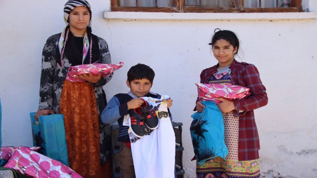 ‘Bayram Çocuklarla Güzel projesi ile yüzlerce çocuğun yüzü güldü