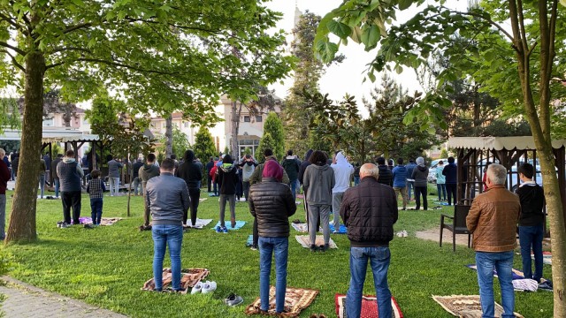 Bayram namazı bahçelerde kılındı