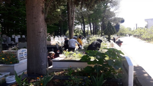 Bayram öncesi tam kapanmaya rağmen mezarlıklar unutulmadı