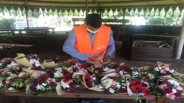 Bayram öncesinde şehit ve gazi ailelerine çiçek