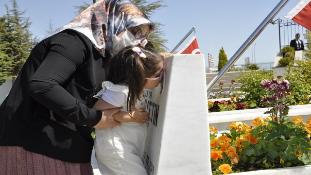 Bayramın ilk gününde şehitlikte duygu dolu anlar yaşandı