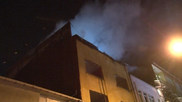 Bayrampaşada 3 katlı metruk binanın çatısı alev alev yandı