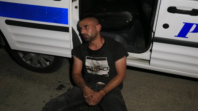 Bekçilerden kaçan şahıs bir evin bahçesinde saklanırken yakalandı
