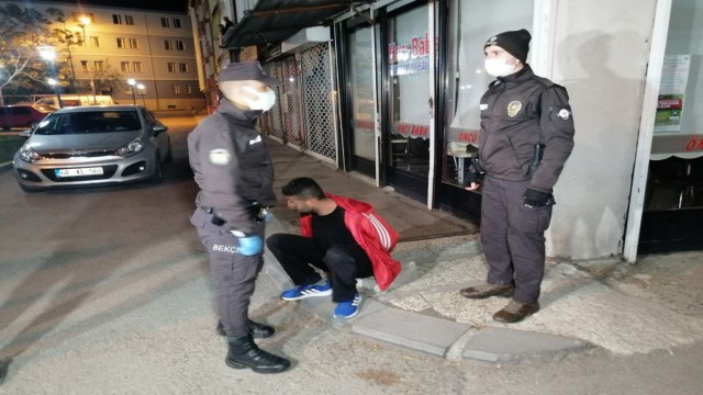 Bekçilerden kaçan şüphelilerin üzerinden esrar çıktı