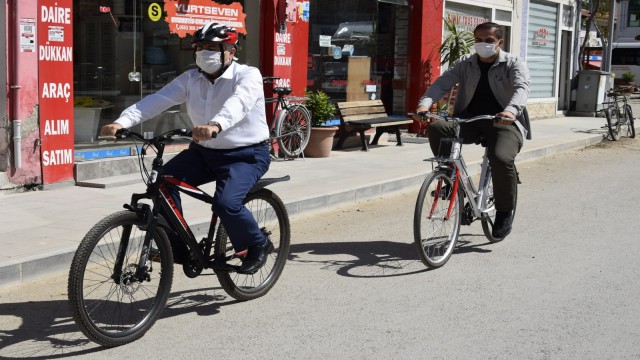 Belediye başkanının makam aracı bisikleti oldu