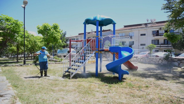 Belediye ekipleri Kuşadasını köşe bucak temizliyor