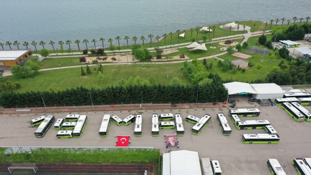 Belediye halk otobüsleri 19 Mayısı koreografi ile kutladı