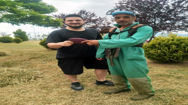 Belediye personeli para dolu cüzdanı sahibine ulaştırdı