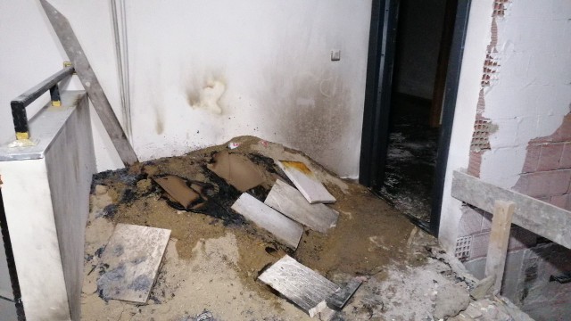 Benzin dökülüp yakılan dairede patlama