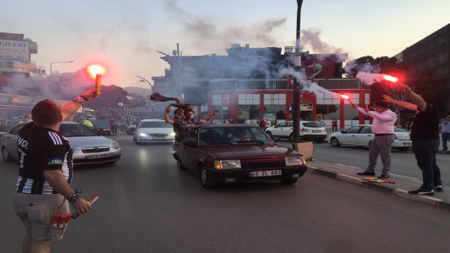 Beşiktaşlı taraftarlarda Alaşehirde şampiyonluk kutlaması