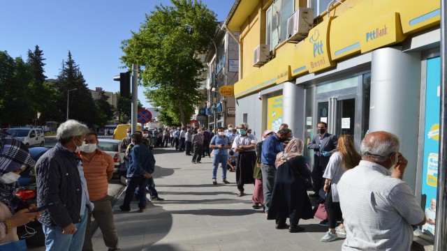Besnide kısıtlama sonrası Ptt önünde kuyruk oluştu