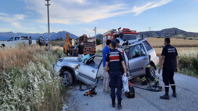 Beton elektrik direğini 3e bölen lüks cip 2ye ayrıldı: 2 ölü