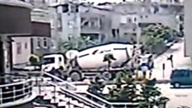 Beton mikseri sürücüsünün öldüğü kaza kamerada
