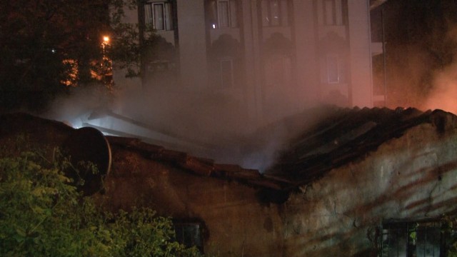 Beyoğlunda gecekonduda çıkan yangın geceyi aydınlattı