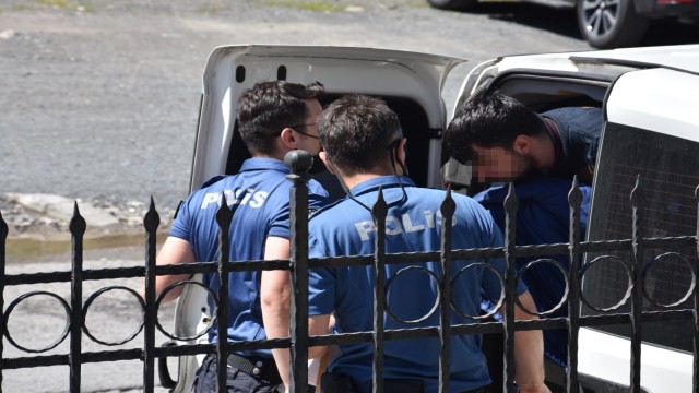 Bıçaklı kavgada biri ağır iki kişi yaralandı