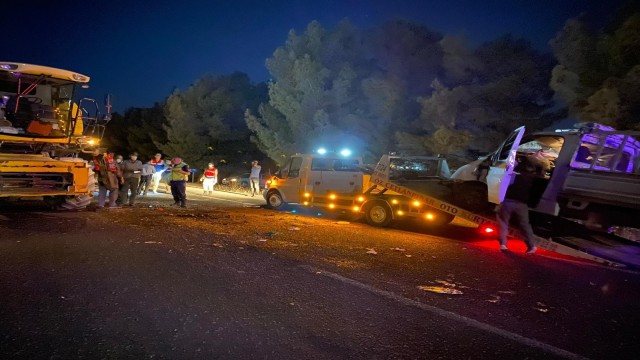 Biçerdöver ile kamyonet çarpıştı: 2 yaralı