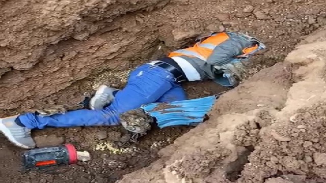 Bingölde kuzu menfeze girdi, itfaiye ekipleri kurtardı